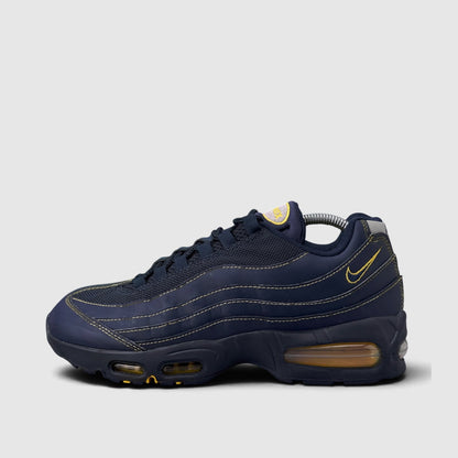 Nike Air Max 95 Michigan, buty sportowe męskie w bardzo dobrym stanie rozmiar 42.5, boczny profil, lewa strona