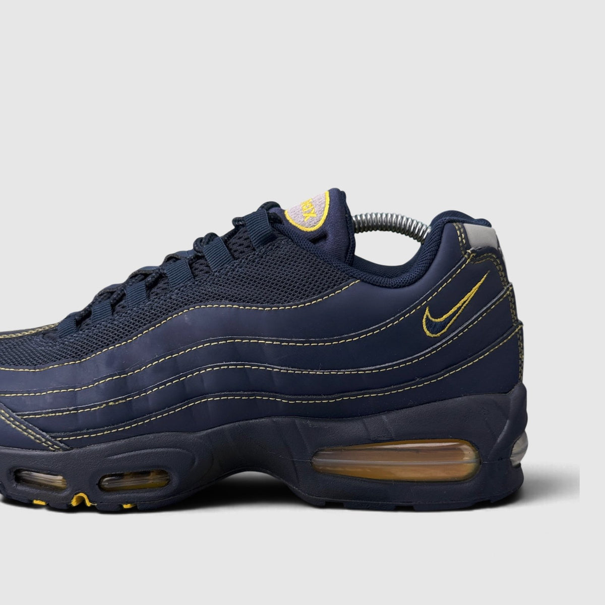 Nike Air Max 95 Michigan, buty sportowe męskie w bardzo dobrym stanie rozmiar 42.5, boczny profil, lewa strona