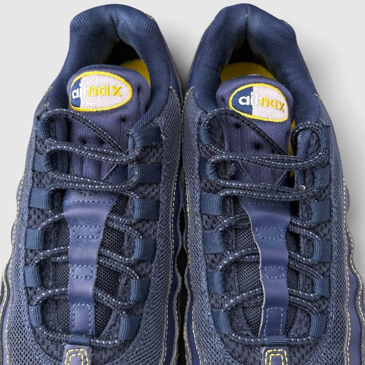 Nike Air Max 95 Michigan, buty sportowe męskie w bardzo dobrym stanie rozmiar 42.5, język buta