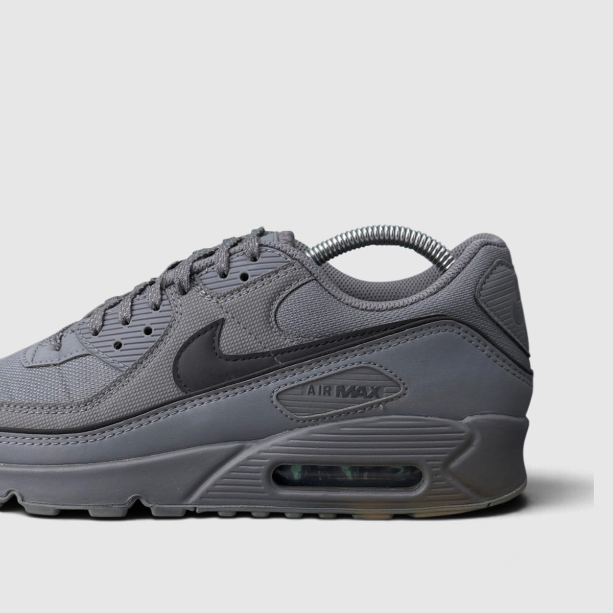 Nike Air Max 90 Premium Smoke Grey Black, buty sportowe męskie w bardzo dobrym stanie rozmiar 42, boczny profil, lewa strona