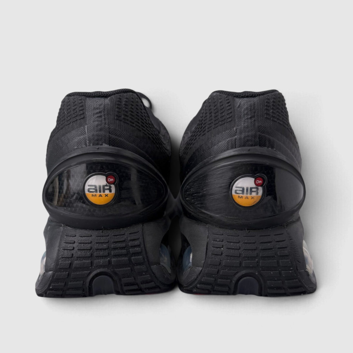 Nike Air Max DN Black Metallic Grey, buty sportowe męskie w bardzo dobrym stanie rozmiar 45.5, widok z tyłu