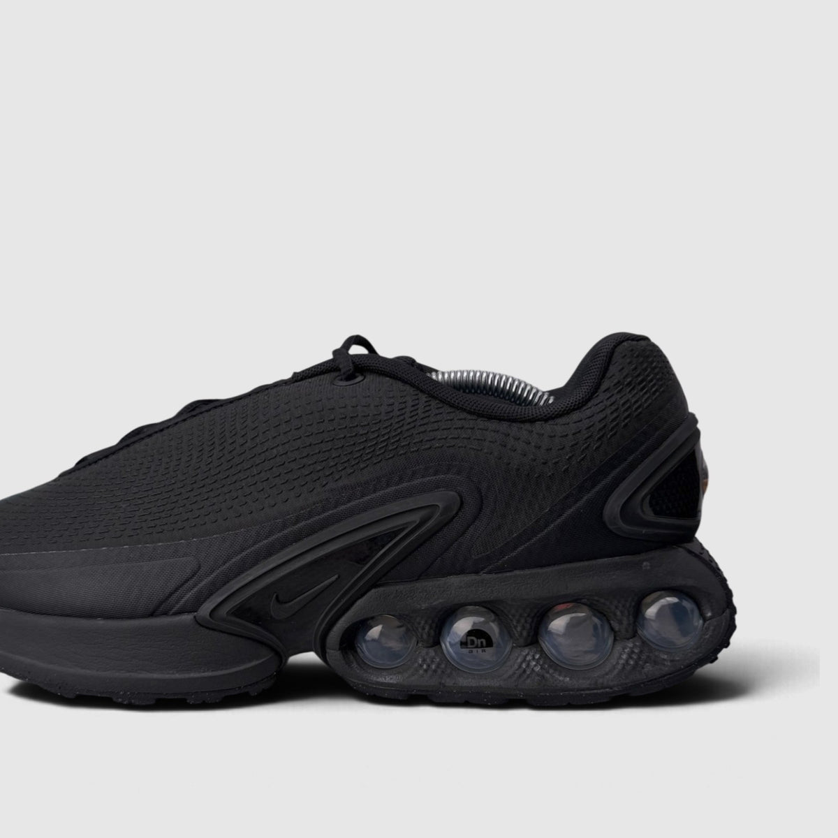 Nike Air Max DN Black Metallic Grey, buty sportowe męskie w bardzo dobrym stanie rozmiar 45.5, boczny profil, prawa strona
