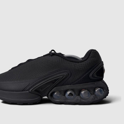 Nike Air Max DN Black Metallic Grey, buty sportowe męskie w bardzo dobrym stanie rozmiar 45.5, boczny profil, prawa strona