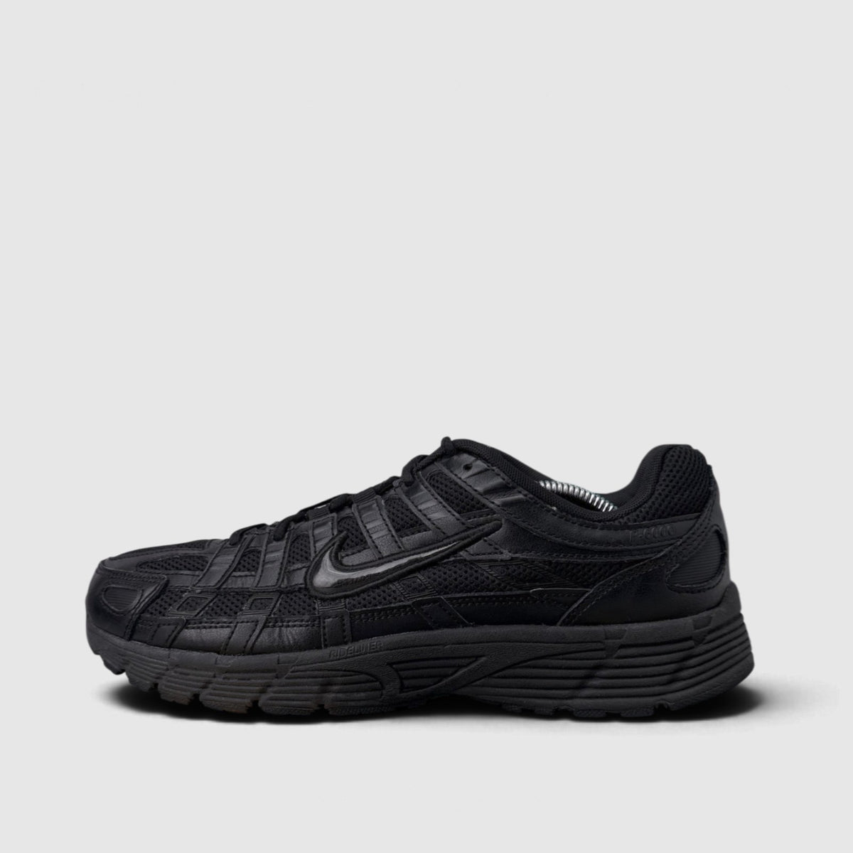 Nike P-6000 Black, buty sportowe męskie w bardzo dobrym stanie rozmiar 42, boczny profil, lewa strona