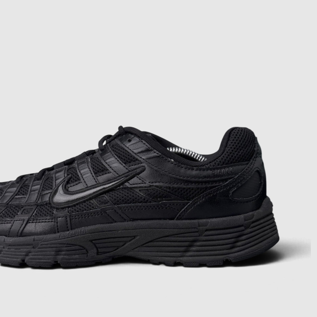 Nike P-6000 Black, buty sportowe męskie w bardzo dobrym stanie rozmiar 42, boczny profil, lewa strona
