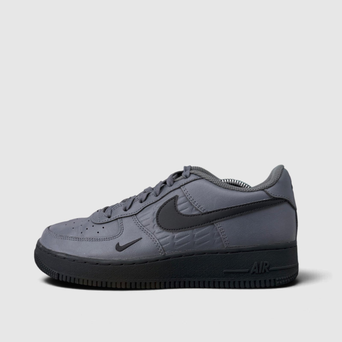 Nike Air Force 1 Low, buty sportowe damskie w bardzo dobrym stanie rozmiar 40, boczny profil, lewa strona