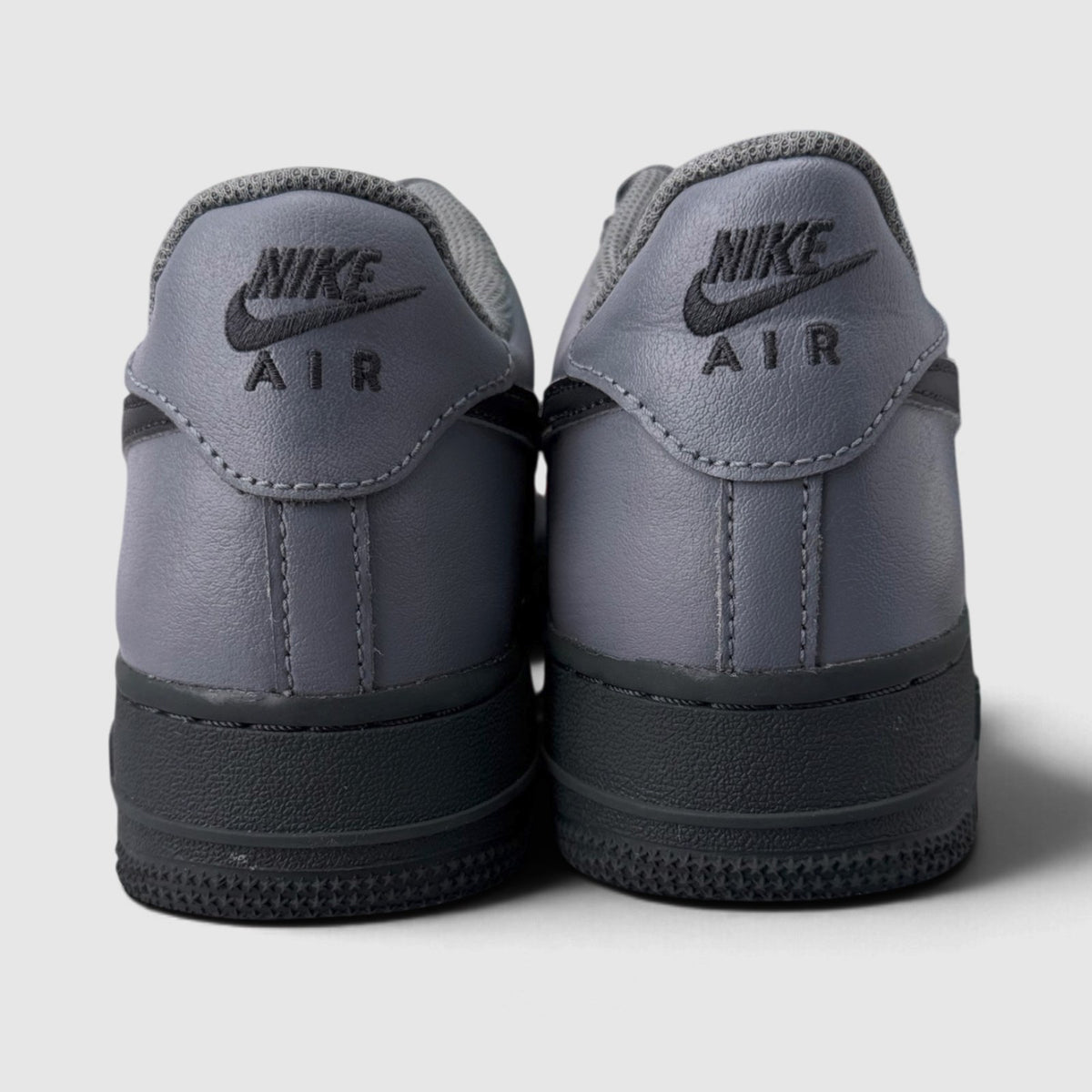 Nike Air Force 1 Low, buty sportowe damskie w bardzo dobrym stanie rozmiar 40, widok z tyłu