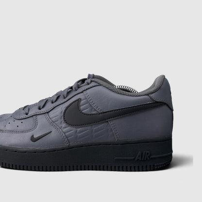 Nike Air Force 1 Low, buty sportowe damskie w bardzo dobrym stanie rozmiar 40, boczny profil, lewa strona