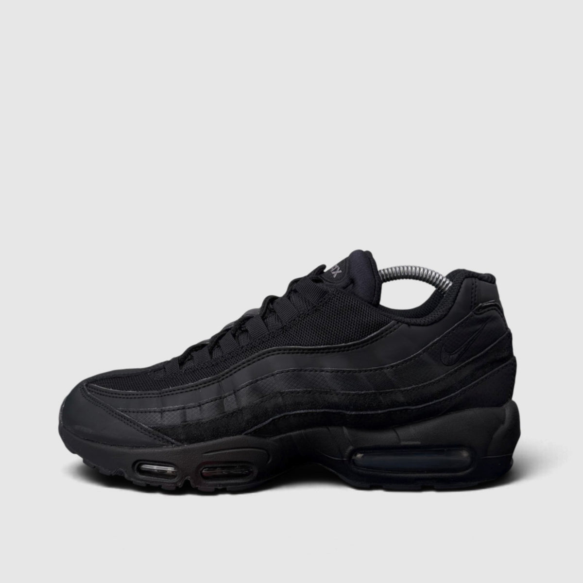 Nike Air Max 95 Essential Triple Black, buty sportowe męskie w bardzo dobrym stanie rozmiar 42.5, boczny profil, lewa strona