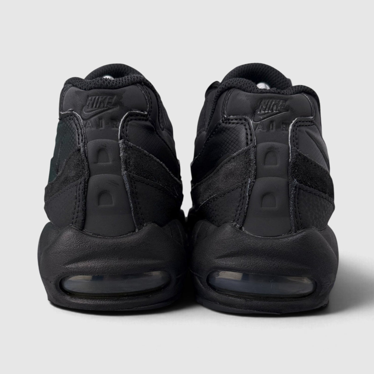 Nike Air Max 95 Essential Triple Black, buty sportowe męskie w bardzo dobrym stanie rozmiar 42.5, widok z tyłu