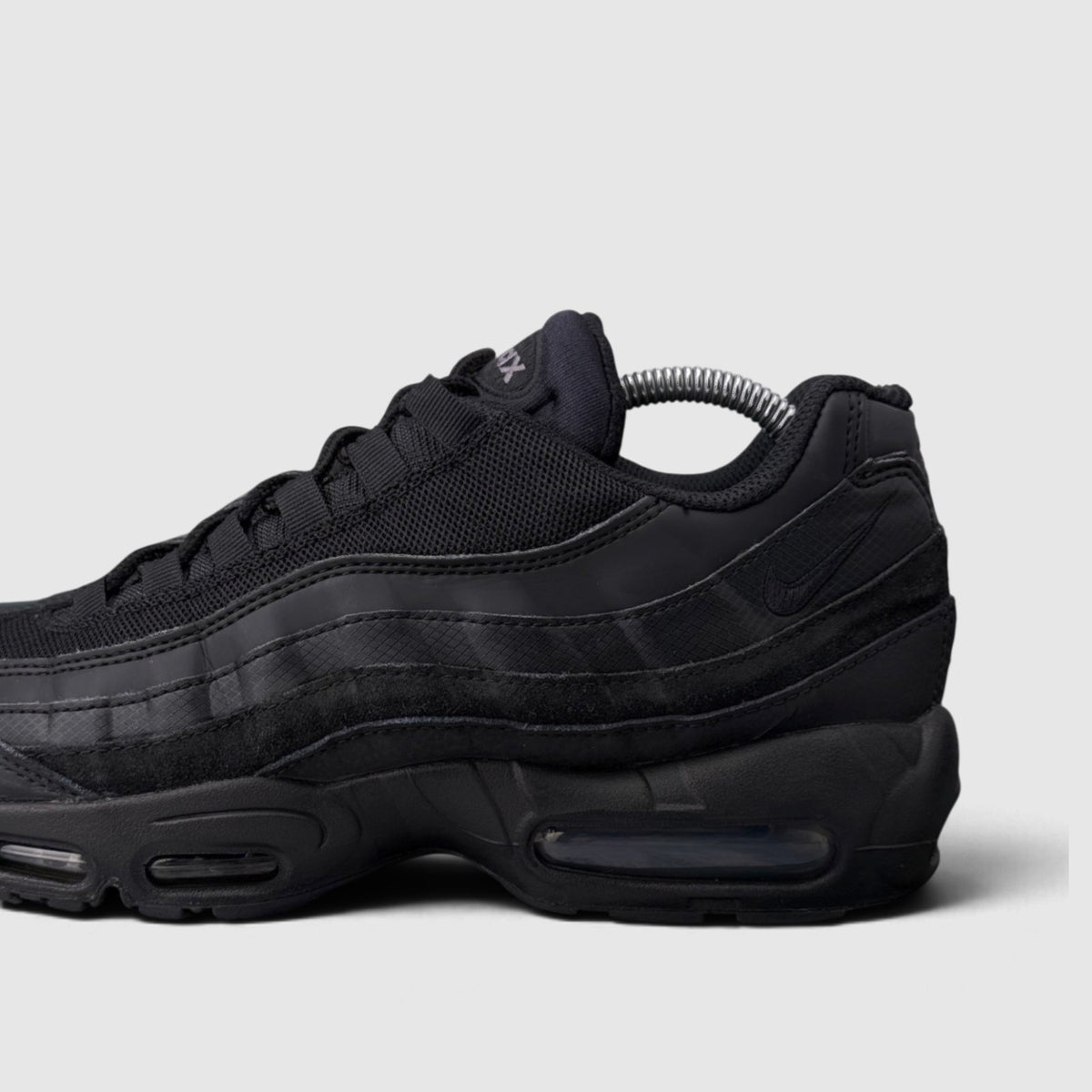 Nike Air Max 95 Essential Triple Black, buty sportowe męskie w bardzo dobrym stanie rozmiar 42.5, boczny profil, lewa strona