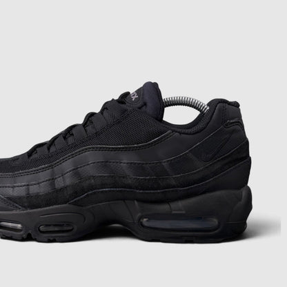 Nike Air Max 95 Essential Triple Black, buty sportowe męskie w bardzo dobrym stanie rozmiar 42.5, boczny profil, lewa strona