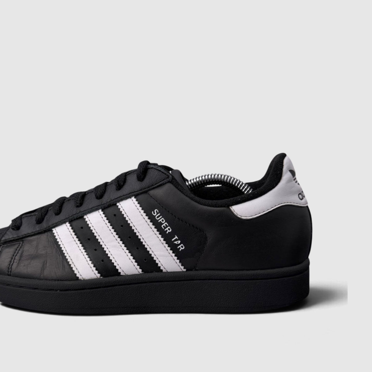 Adidas Superstar II Black White, buty sportowe damskie w bardzo dobrym stanie rozmiar 40, boczny profil, lewa strona