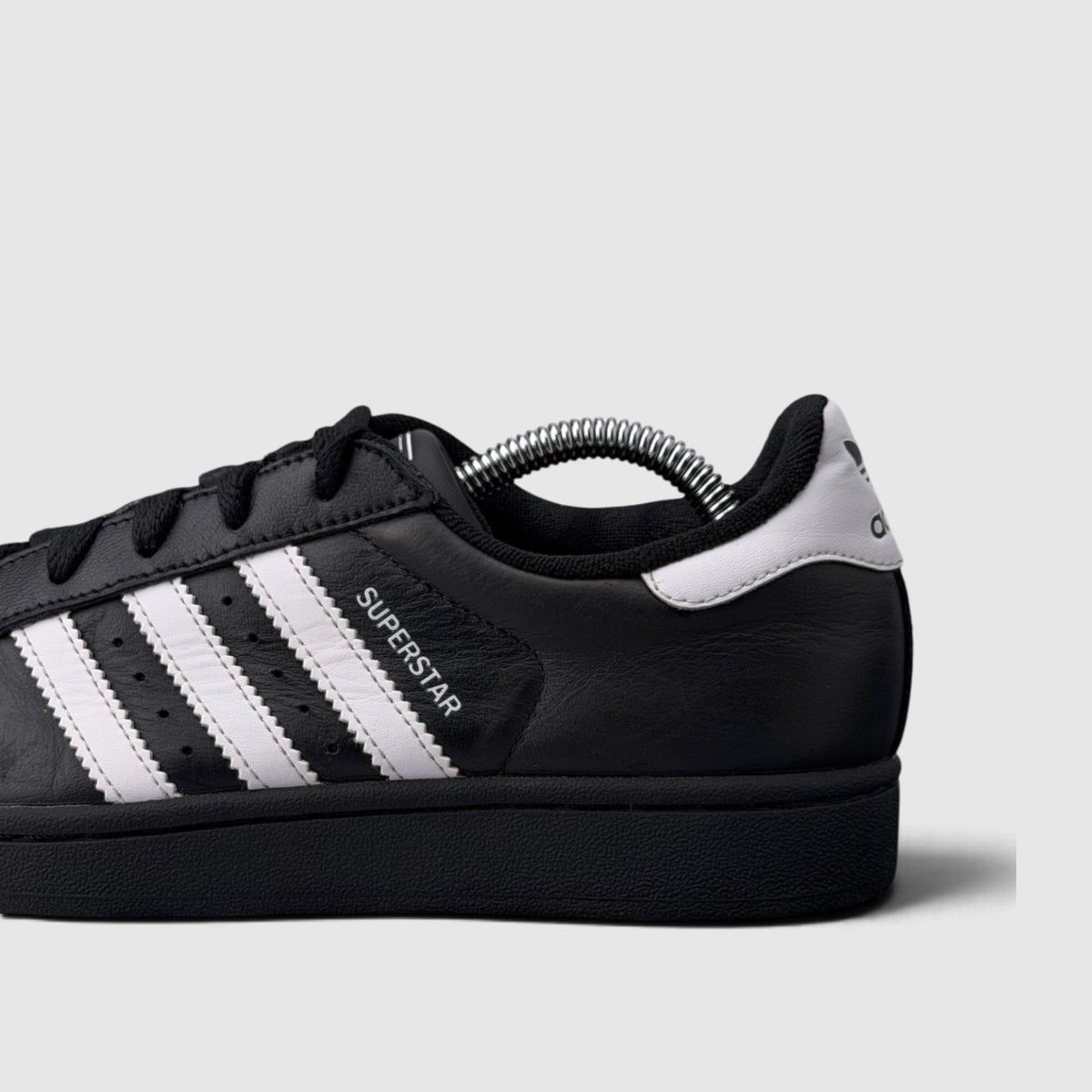 Adidas Superstar II Black White, buty sportowe damskie w bardzo dobrym stanie rozmiar 38, boczny profil, lewa strona