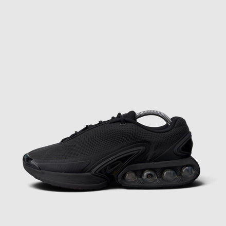 Nike Air Max DN Black Metallic Grey, buty sportowe męskie w bardzo dobrym stanie rozmiar 42, boczny profil, lewa strona