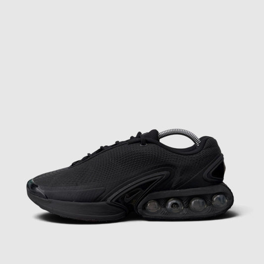 Nike Air Max DN Black Metallic Grey, buty sportowe męskie w bardzo dobrym stanie rozmiar 42, boczny profil, lewa strona