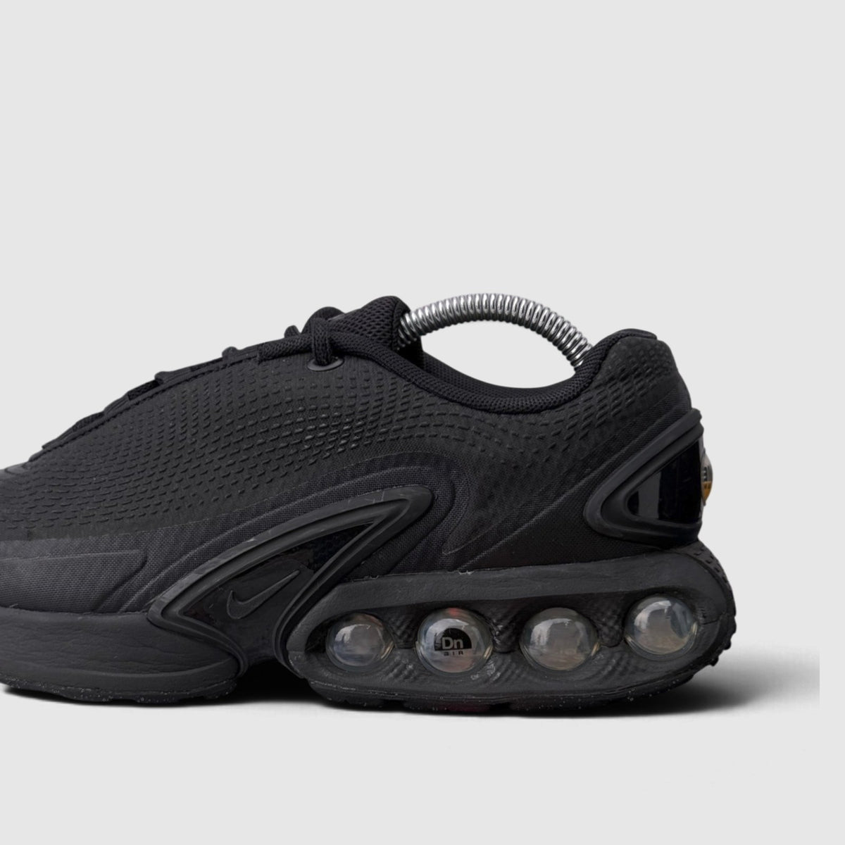 Nike Air Max DN Black Metallic Grey, buty sportowe męskie w bardzo dobrym stanie rozmiar 42, boczny profil, lewa strona