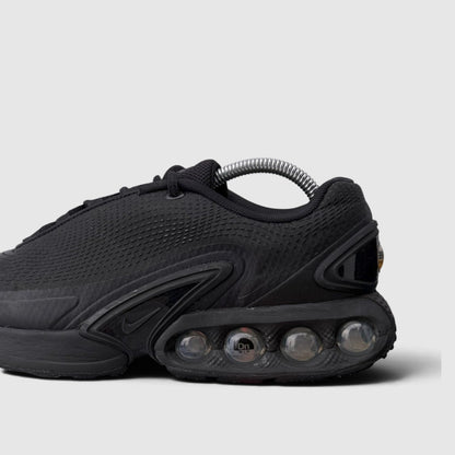 Nike Air Max DN Black Metallic Grey, buty sportowe męskie w bardzo dobrym stanie rozmiar 42, boczny profil, lewa strona