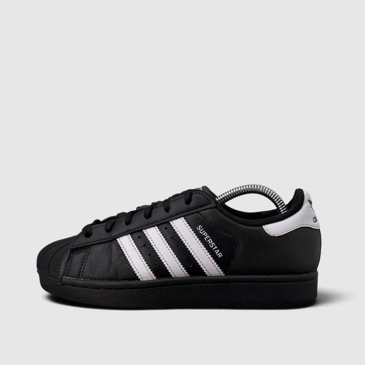 Adidas Superstar II Black White, buty sportowe damskie w bardzo dobrym stanie rozmiar 37 1/3, boczny profil, lewa strona