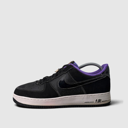 Nike Air Force 1 Low World Champ - Lakers, buty sportowe męskie w bardzo dobrym stanie rozmiar 45.5, boczny profil, lewa strona