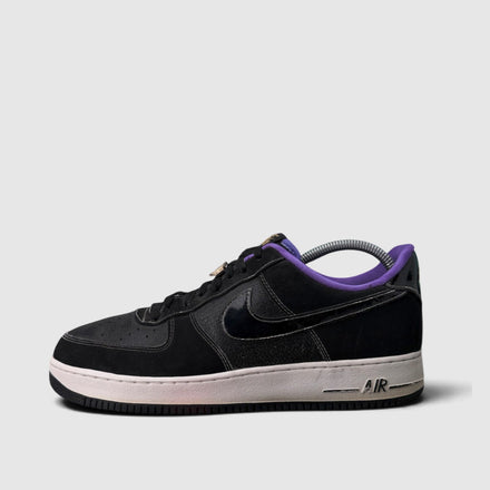 Nike Air Force 1 Low World Champ - Lakers, buty sportowe męskie w bardzo dobrym stanie rozmiar 45.5, boczny profil, lewa strona