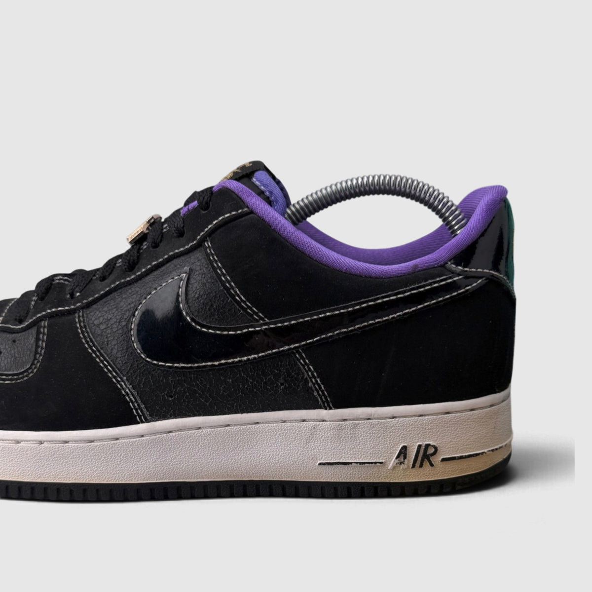 Nike Air Force 1 Low World Champ - Lakers, buty sportowe męskie w bardzo dobrym stanie rozmiar 45.5, boczny profil, lewa strona