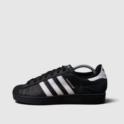 Adidas Superstar II Black White, buty sportowe męskie w bardzo dobrym stanie rozmiar 42, boczny profil, lewa strona