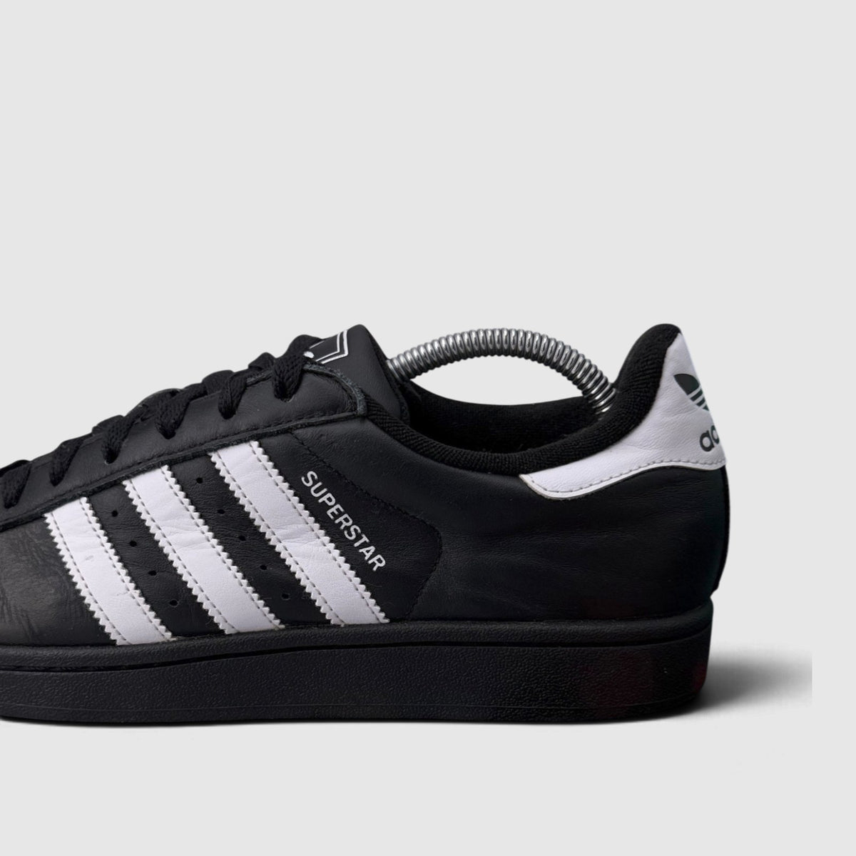 Adidas Superstar II Black White, buty sportowe męskie w bardzo dobrym stanie rozmiar 42, boczny profil, lewa strona