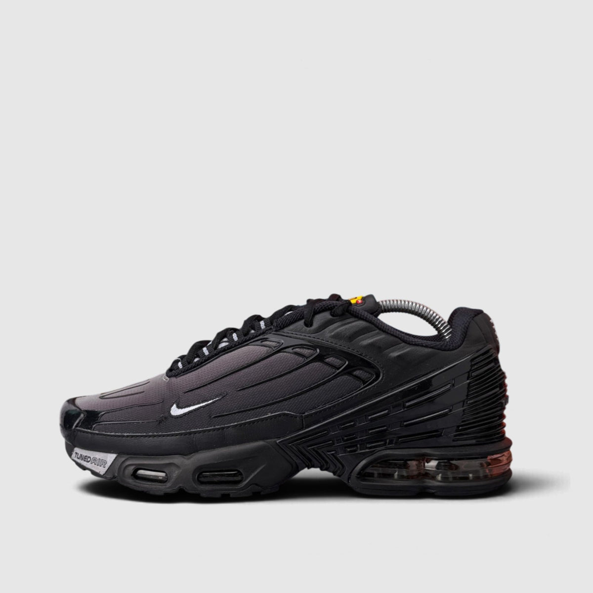Nike Air Max Plus III Wolf Grey, buty sportowe męskie w bardzo dobrym stanie rozmiar 42.5, boczny profil, lewa strona