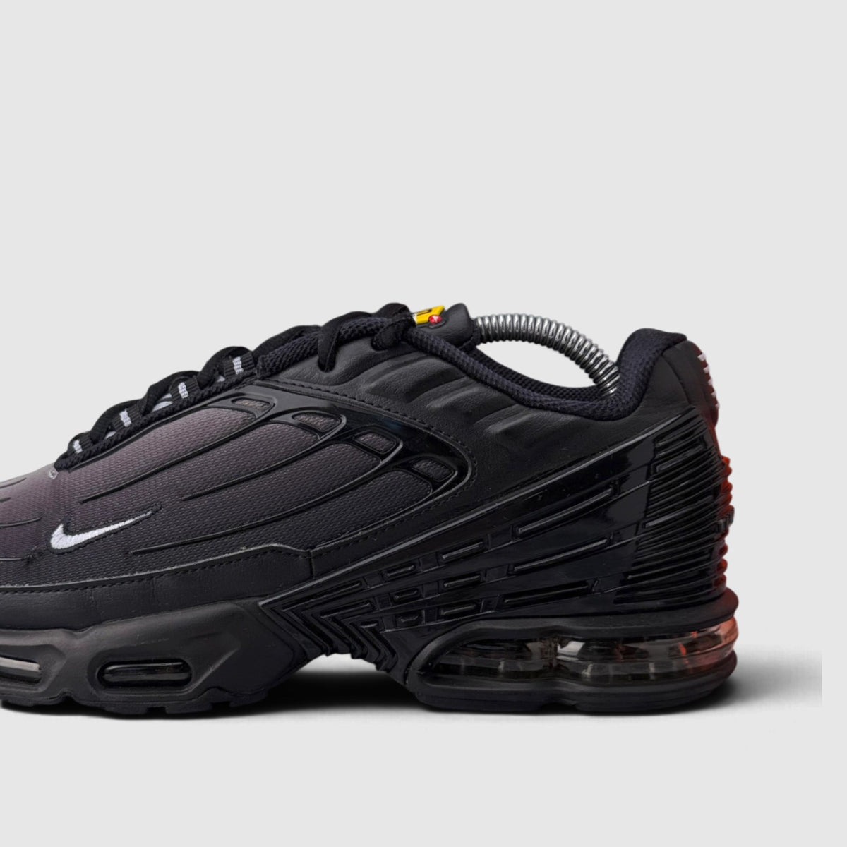 Nike Air Max Plus III Wolf Grey, buty sportowe męskie w bardzo dobrym stanie rozmiar 42.5, boczny profil, lewa strona