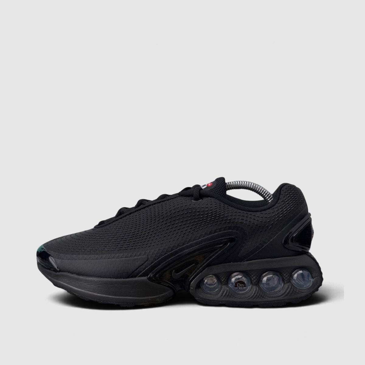 Nike Air Max DN Black Metallic Grey, buty sportowe męskie w bardzo dobrym stanie rozmiar 43, boczny profil, lewa strona