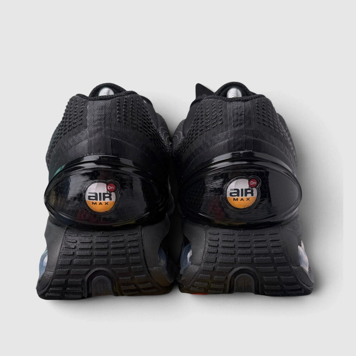 Nike Air Max DN Black Metallic Grey, buty sportowe męskie w bardzo dobrym stanie rozmiar 43, widok z tyłu