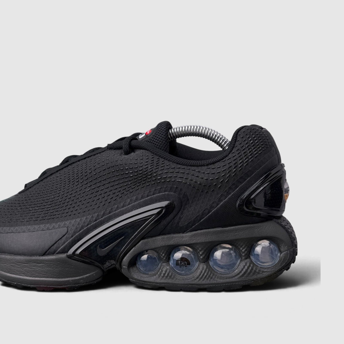 Nike Air Max DN Black Metallic Grey, buty sportowe męskie w bardzo dobrym stanie rozmiar 43, boczny profil, lewa strona