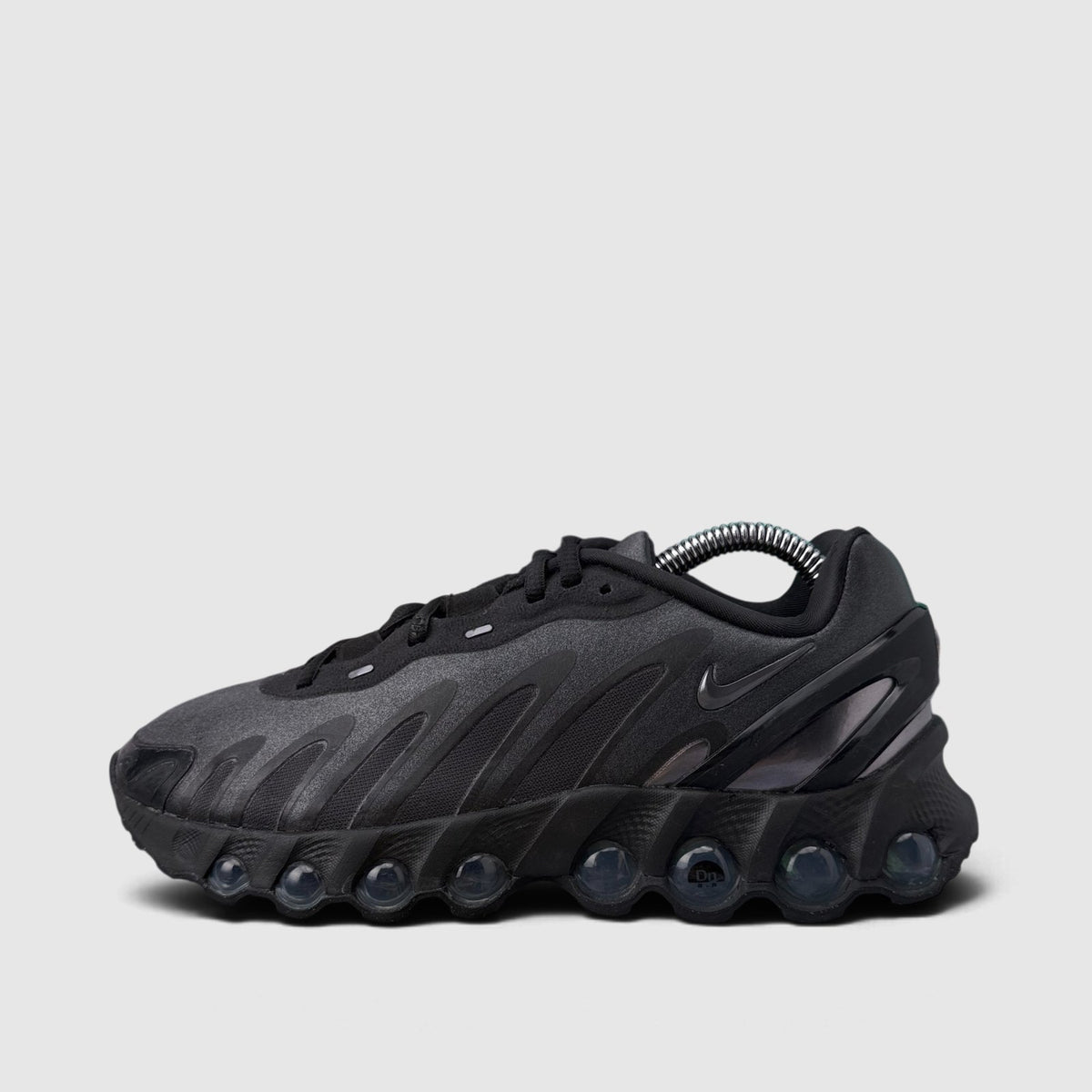 Nike Air Max DN8, buty sportowe damskie w bardzo dobrym stanie rozmiar 37.5, boczny profil, lewa strona