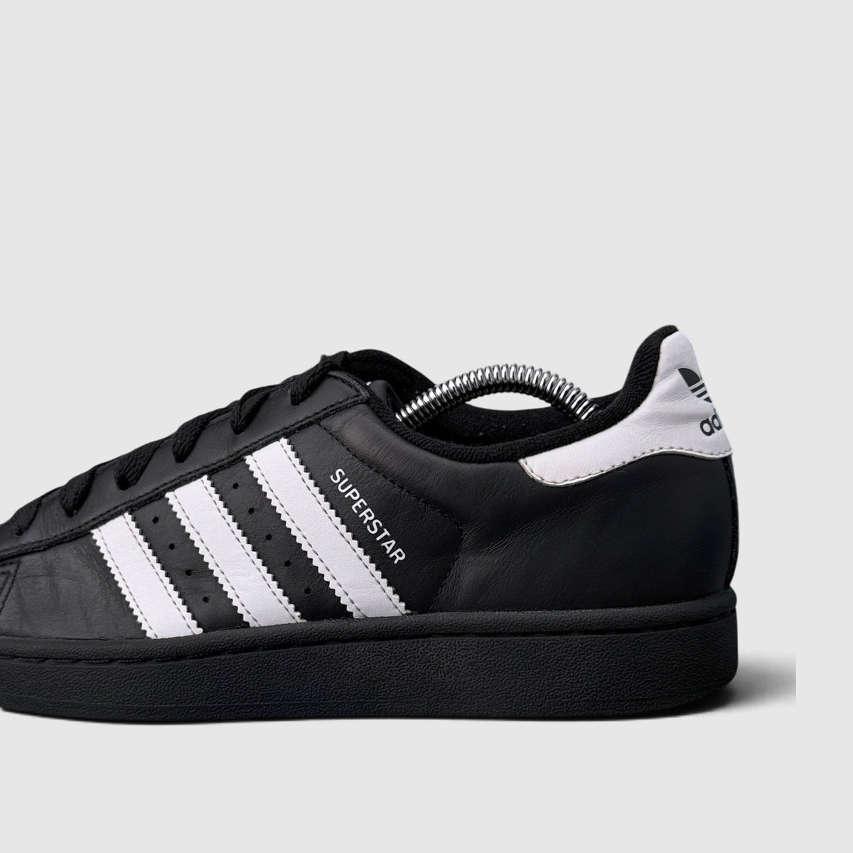 Adidas Superstar II Black White, buty sportowe damskie w bardzo dobrym stanie rozmiar 39 1/3, boczny profil, lewa strona