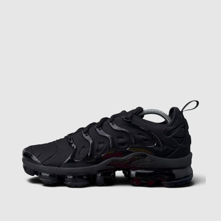 Nike Air VaporMax Plus Triple Black, buty sportowe męskie w bardzo dobrym stanie rozmiar 43, boczny profil, lewa strona