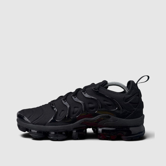 Nike Air VaporMax Plus Triple Black, buty sportowe męskie w bardzo dobrym stanie rozmiar 43, boczny profil, lewa strona