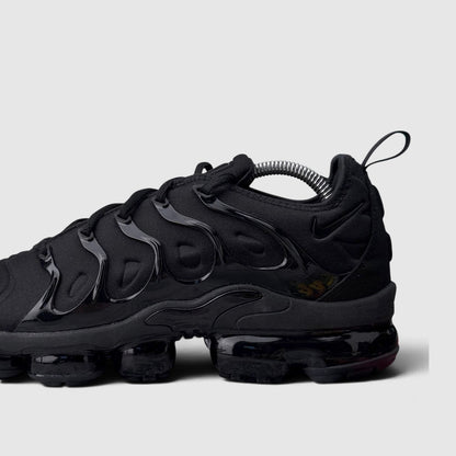 Nike Air VaporMax Plus Triple Black, buty sportowe męskie w bardzo dobrym stanie rozmiar 43, boczny profil, lewa strona