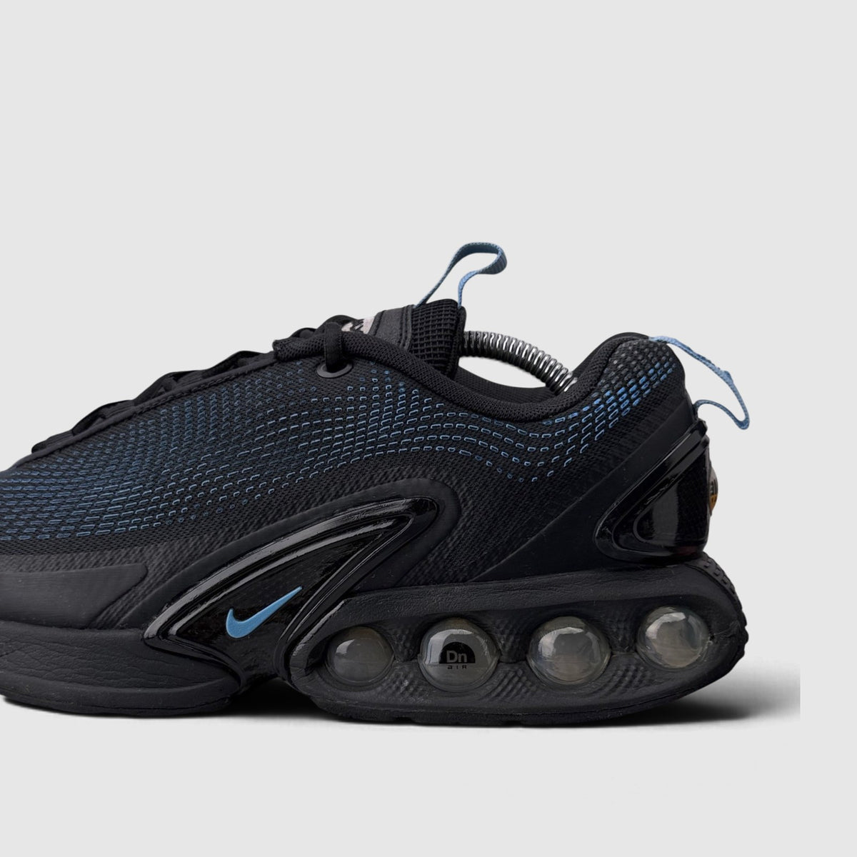 Nike Air Max DN University Blue, buty sportowe męskie w bardzo dobrym stanie rozmiar 44, boczny profil, prawa strona