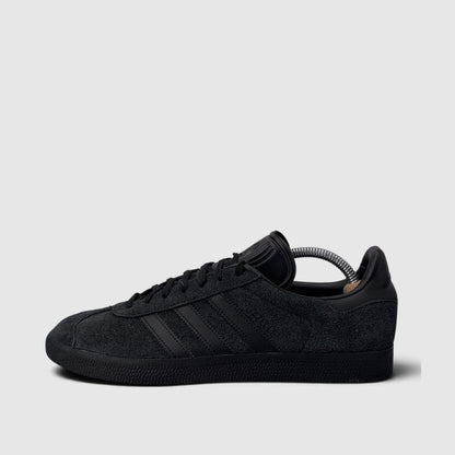 Adidas Gazelle Triple Black, buty sportowe męskie w bardzo dobrym stanie rozmiar 44, boczny profil, lewa strona
