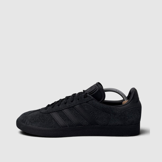 Adidas Gazelle Triple Black, buty sportowe męskie w bardzo dobrym stanie rozmiar 44, boczny profil, lewa strona