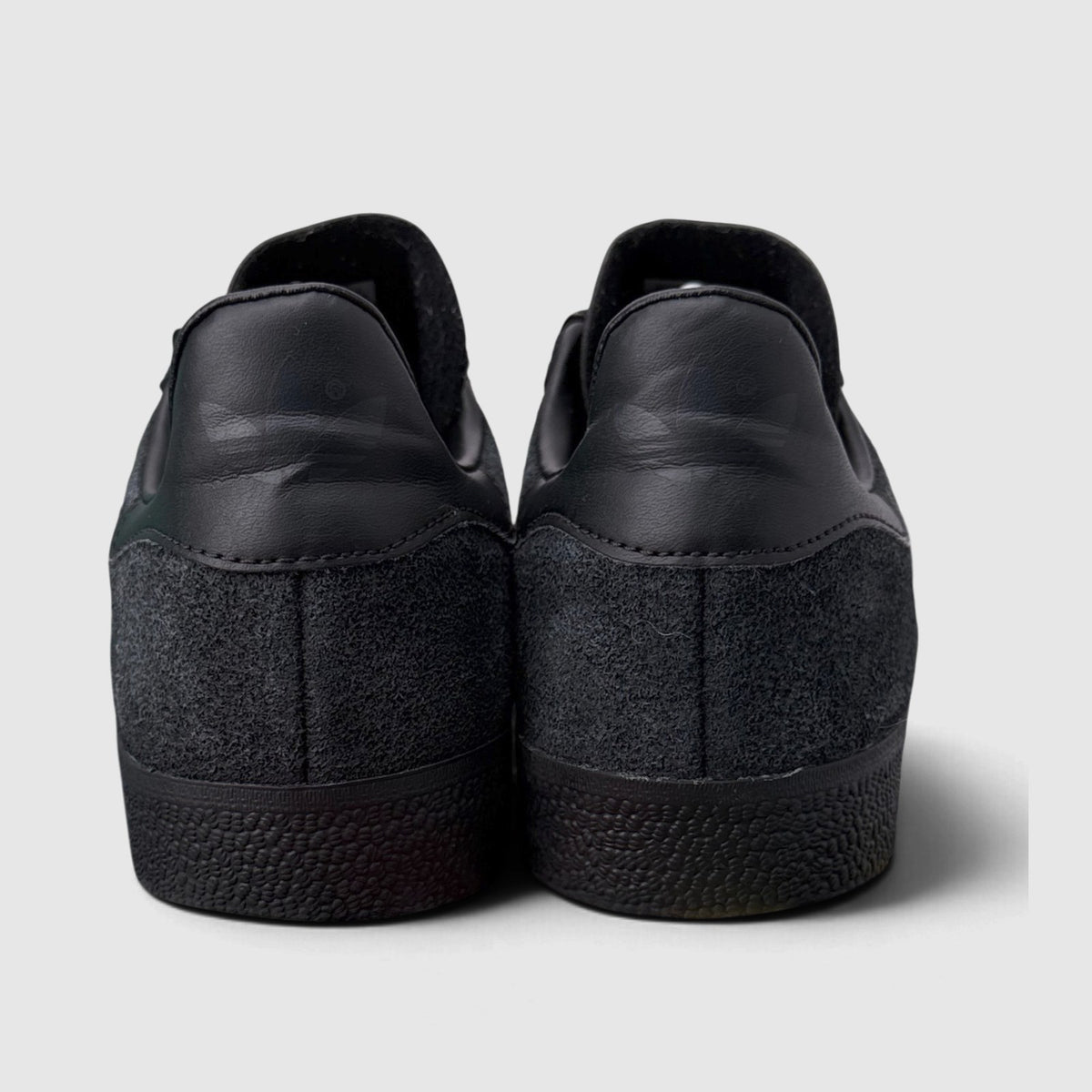 Adidas Gazelle Triple Black, buty sportowe męskie w bardzo dobrym stanie rozmiar 44, widok z tyłu