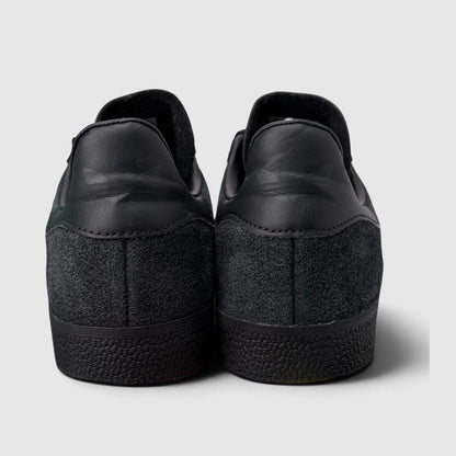 Adidas Gazelle Triple Black, buty sportowe męskie w bardzo dobrym stanie rozmiar 44, widok z tyłu
