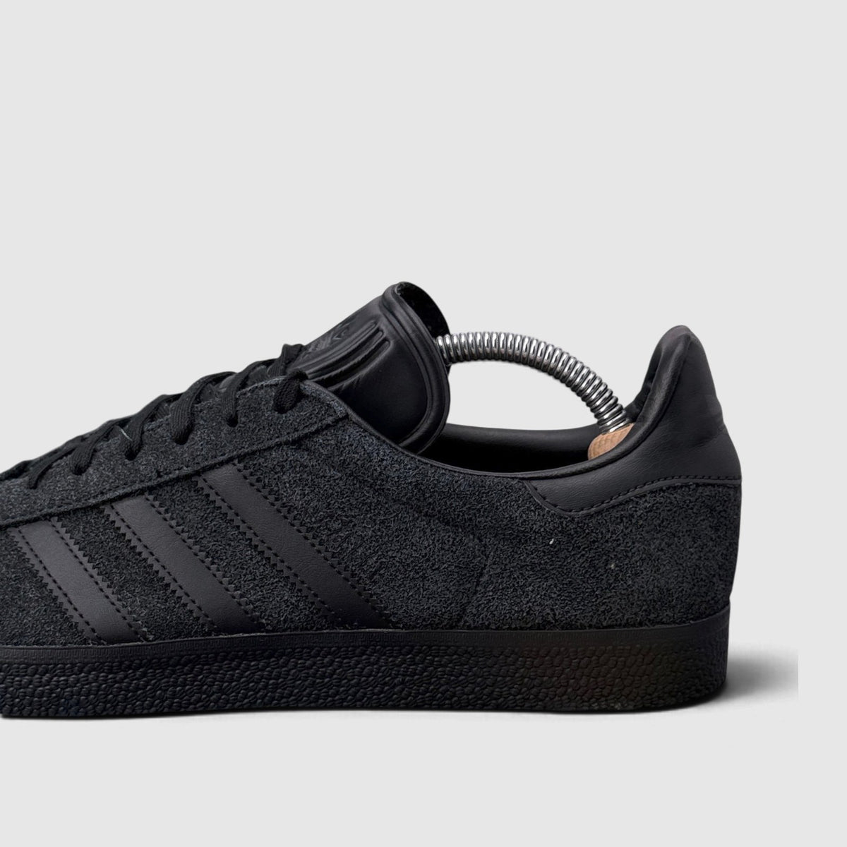 Adidas Gazelle Triple Black, buty sportowe męskie w bardzo dobrym stanie rozmiar 44, detal