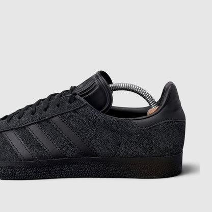 Adidas Gazelle Triple Black, buty sportowe męskie w bardzo dobrym stanie rozmiar 44, detal