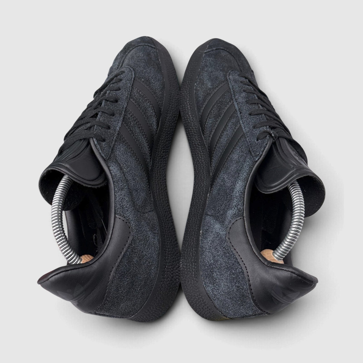 Adidas Gazelle Triple Black, buty sportowe męskie w bardzo dobrym stanie rozmiar 44, widok z góry