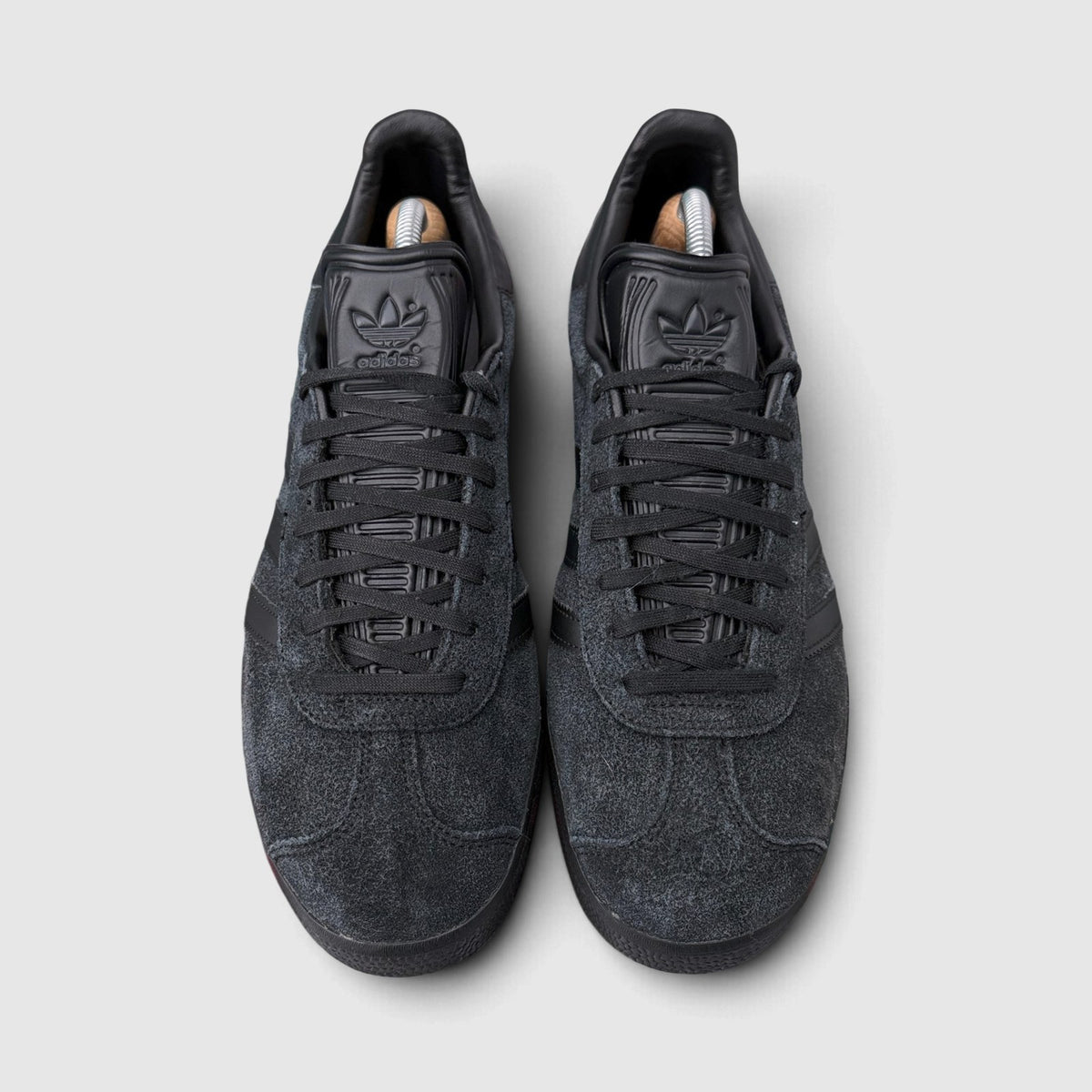 Adidas Gazelle Triple Black, buty sportowe męskie w bardzo dobrym stanie rozmiar 44, widok z góry