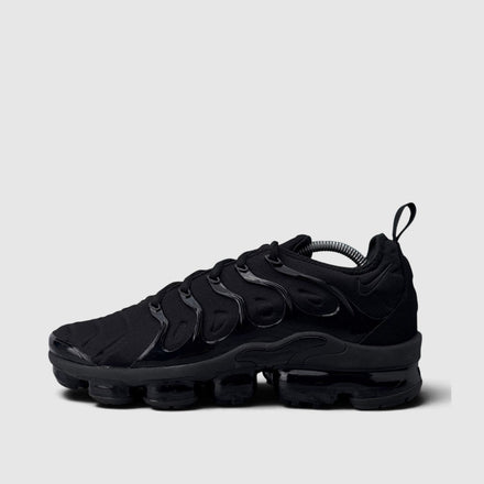 Nike Air VaporMax Plus Triple Black, buty sportowe męskie w bardzo dobrym stanie rozmiar 43, boczny profil, lewa strona