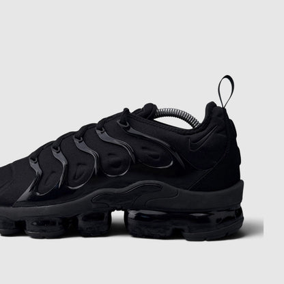 Nike Air VaporMax Plus Triple Black, buty sportowe męskie w bardzo dobrym stanie rozmiar 43, boczny profil, prawa strona