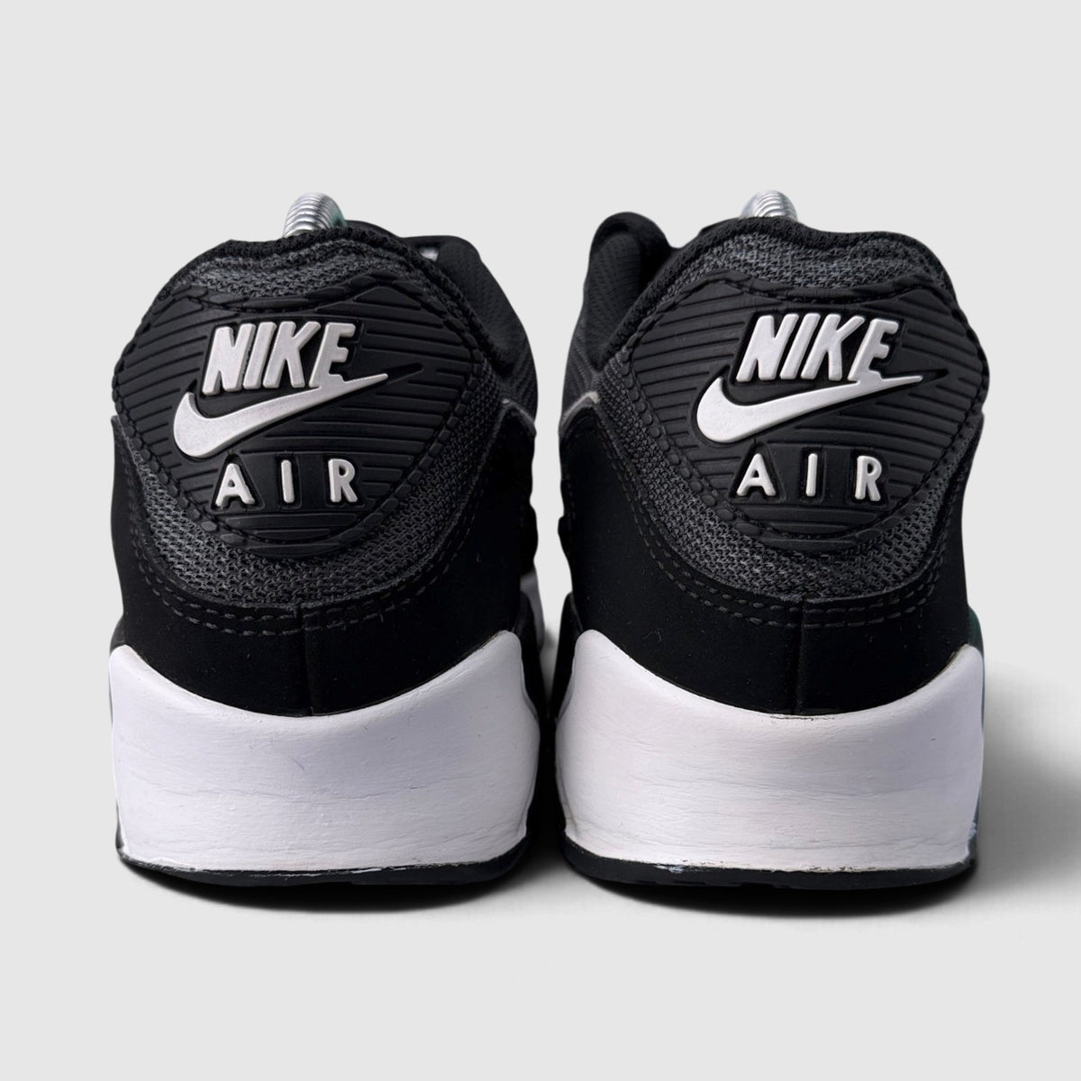 Nike Air Max 90, buty sportowe męskie w bardzo dobrym stanie rozmiar 42, widok z tyłu